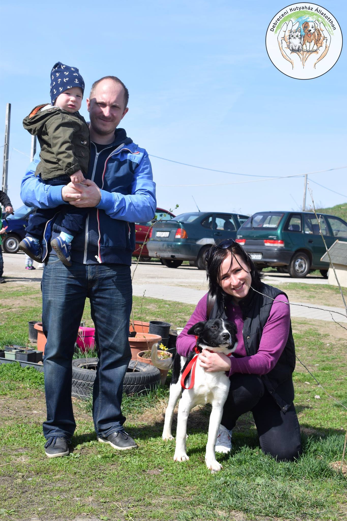 LucaKutya az örökbefogadás napján a családdal a menhelyen