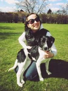 LucaKutya a gazdája ölében van a kertben