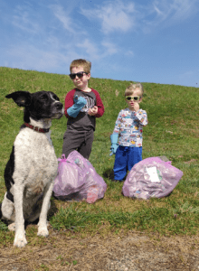 LucaKutya két gyerekkel egy réten ül