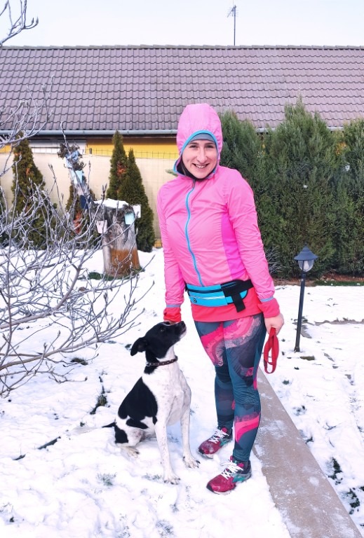 LucaKutya és a gazdája futás előtt a kertben vannak. Havas a táj.