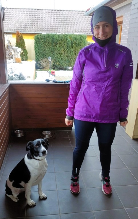 LucaKutya és a gazdája a teraszon vannak egymás mellett és futni indulnak. Tél van, havas a táj.